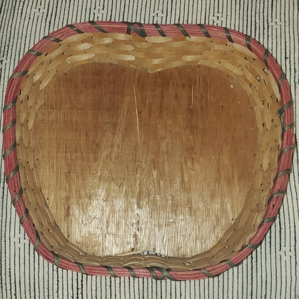 Shallow apple shaped basket